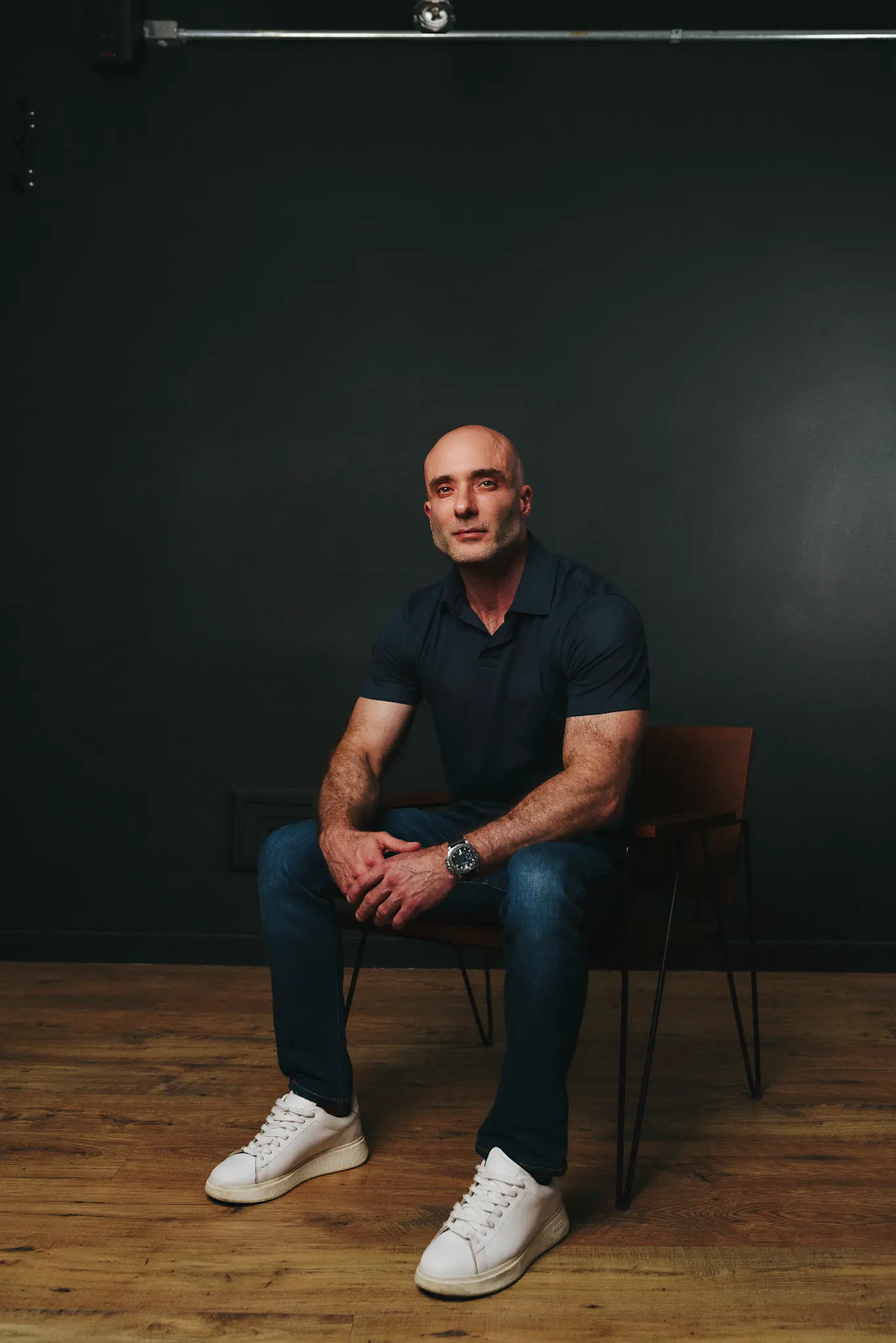 Dr. Thiago Gama em ensaio editorial para site médico premium
